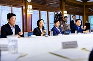 한성숙 국무총리가 8월 23일 서울 종로구 삼청동 총리공관에서 더불어민주당 김민석 당 대표, 강훈식 대통령 비서실장과 함께 고위당정협의회에 참석해 있다.