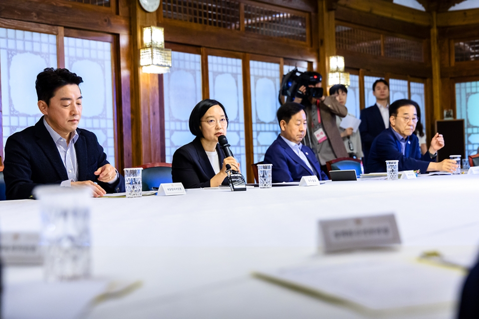 한성숙 국무총리가 8월 23일 서울 종로구 삼청동 총리공관에서 더불어민주당 김민석 당 대표, 강훈식 대통령 비서실장과 함께 고위당정협의회에 참석해 있다.