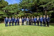 한성숙 국무총리가 8월 23일 서울 종로구 삼청동 총리공관에서 더불어민주당 김민석 당 대표, 강훈식 대통령 비서실장과 함께 고위당정협의회에 참석해 있다.