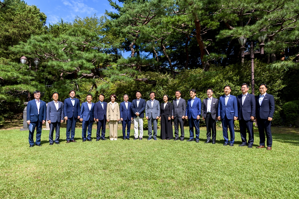 한성숙 국무총리가 8월 23일 서울 종로구 삼청동 총리공관에서 더불어민주당 김민석 당 대표, 강훈식 대통령 비서실장과 함께 고위당정협의회에 참석해 있다.
