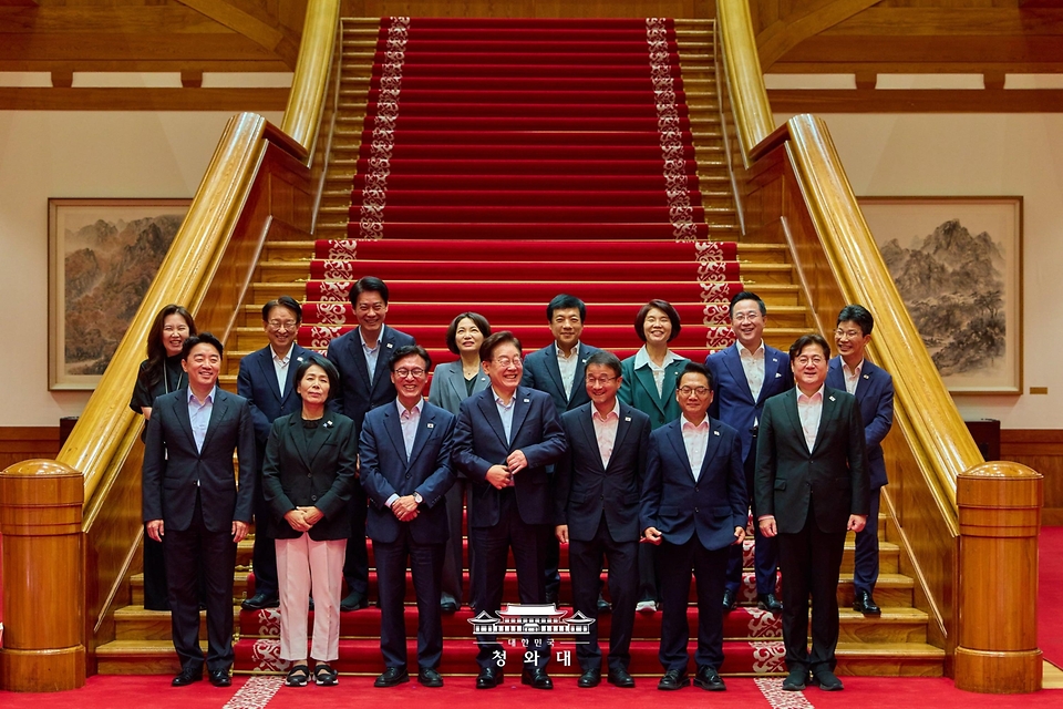 이재명 대통령이 8월 25일 청와대에서 더불어민주당 신임 지도부와 만찬 간담회에 앞서 기념촬영을 하고 있다.
