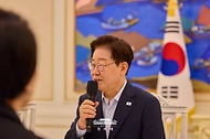 이재명 대통령이 8월 25일 청와대에서 열린 더불어민주당 신임 지도부 만찬 간담회에서 발언하고 있다.
