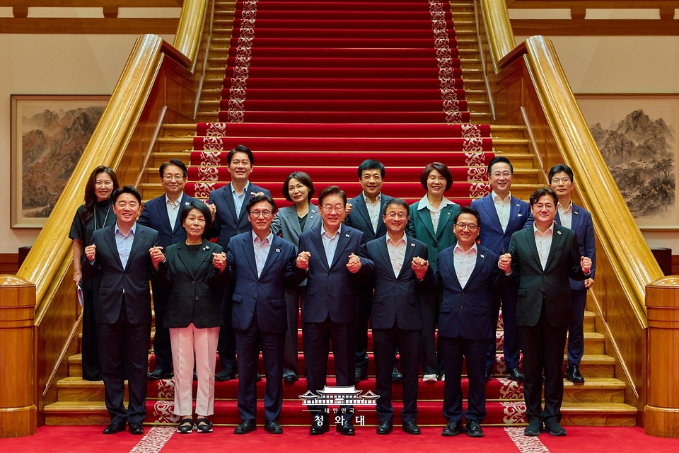이재명 대통령이 8월 25일 청와대에서 더불어민주당 신임 지도부와 만찬 간담회에 앞서 기념촬영을 하고 있다.