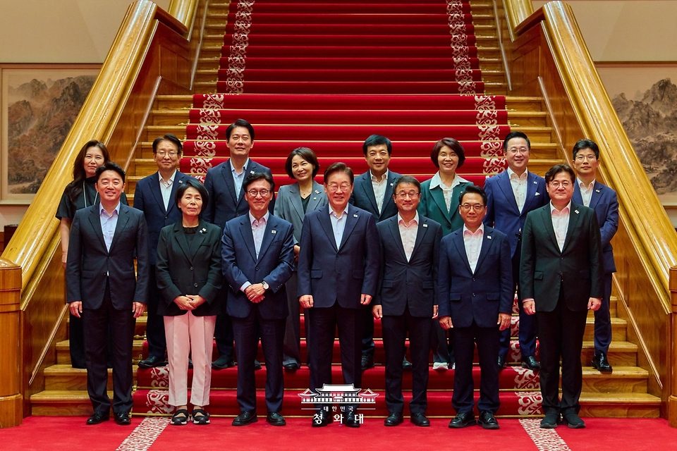 이재명 대통령이 8월 25일 청와대에서 더불어민주당 신임 지도부와 만찬 간담회에 앞서 기념촬영을 하고 있다.