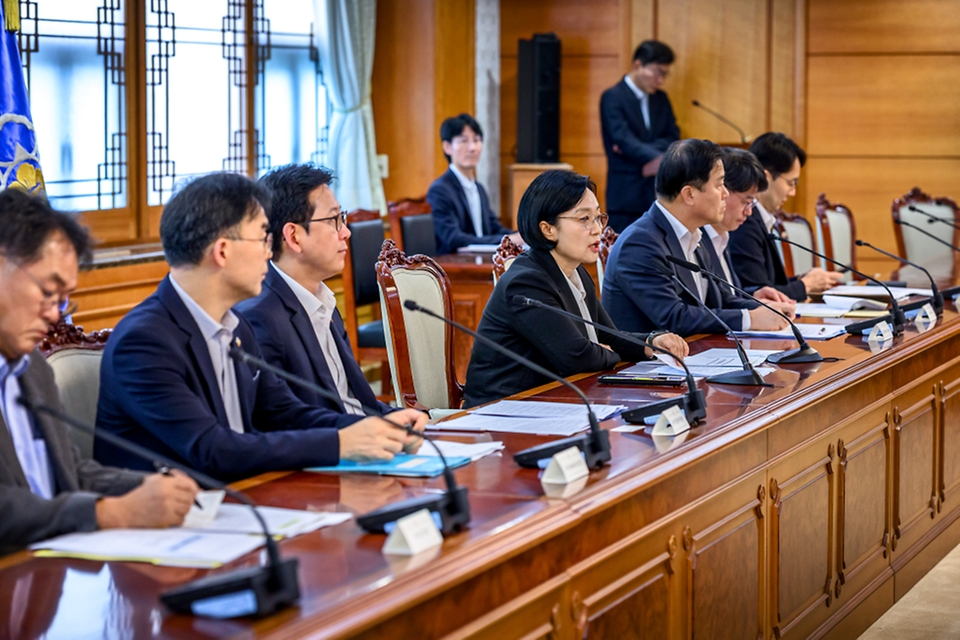 한성숙 국무총리가 8월 27일 정부서울청사에서 열린 데이터 관계장관회의에서 발언하고 있다.