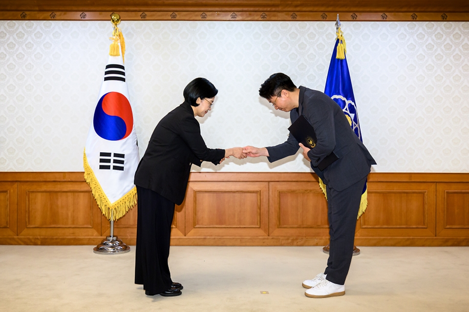 한성숙 국무총리가 8월 27일 정부서울청사에서 열린 공공누리집 UI/UX 위원회에 앞서 위원들에게 위촉장을 수여하고 있다.