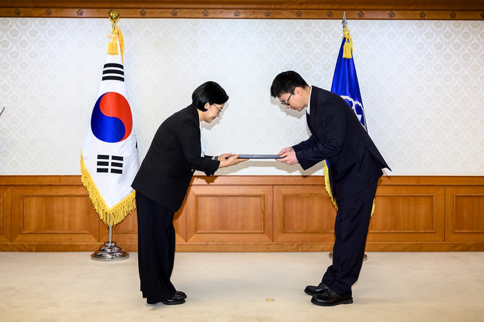 한성숙 국무총리가 8월 27일 정부서울청사에서 열린 공공누리집 UI/UX 위원회에 앞서 위원들에게 위촉장을 수여하고 있다.