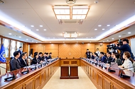 한성숙 국무총리가 8월 27일 서울 종로구 정부서울청사에서 열린 공공누리집 UI/UX 위원회에 참석해 발언하고 있다.