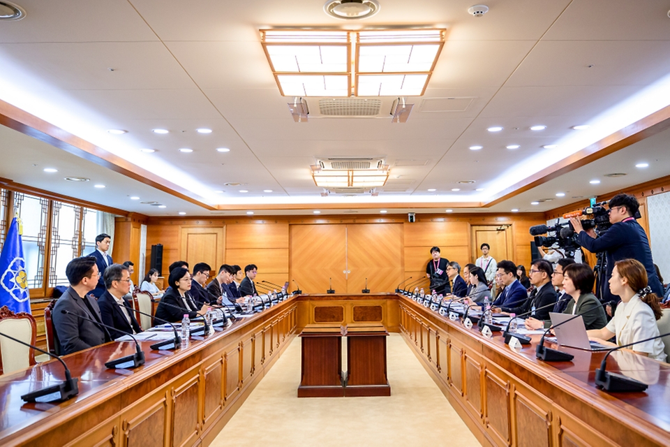 한성숙 국무총리가 8월 27일 서울 종로구 정부서울청사에서 열린 공공누리집 UI/UX 위원회에 참석해 발언하고 있다.