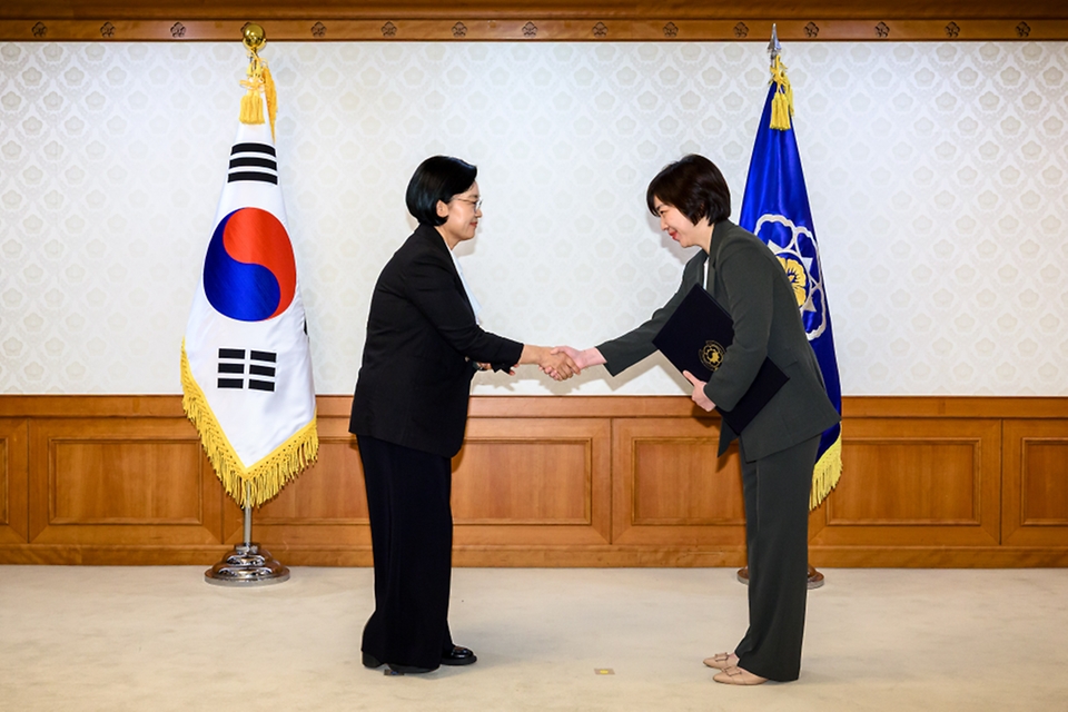 한성숙 국무총리가 8월 27일 정부서울청사에서 열린 공공누리집 UI/UX 위원회에 앞서 위원들에게 위촉장을 수여하고 있다.