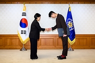 한성숙 국무총리가 8월 27일 정부서울청사에서 열린 공공누리집 UI/UX 위원회에 앞서 위원들에게 위촉장을 수여하고 있다.