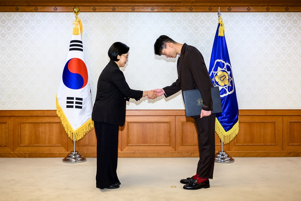 한성숙 국무총리가 8월 27일 정부서울청사에서 열린 공공누리집 UI/UX 위원회에 앞서 위원들에게 위촉장을 수여하고 있다.
