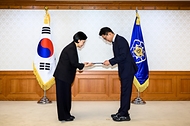 한성숙 국무총리가 8월 27일 정부서울청사에서 열린 공공누리집 UI/UX 위원회에 앞서 위원들에게 위촉장을 수여하고 있다.