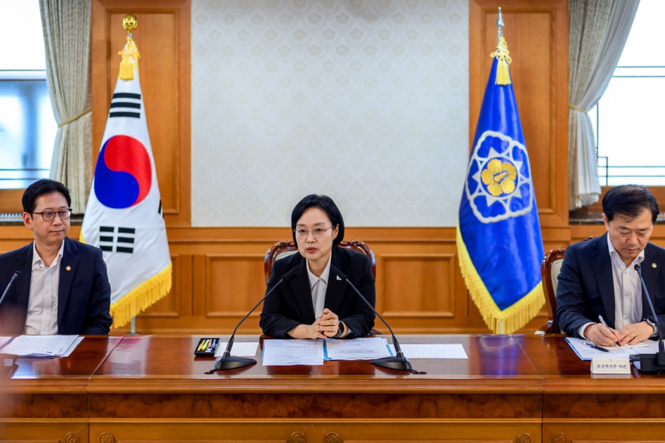 한성숙 국무총리가 8월 27일 정부서울청사에서 열린 데이터 관계장관회의에서 발언하고 있다.