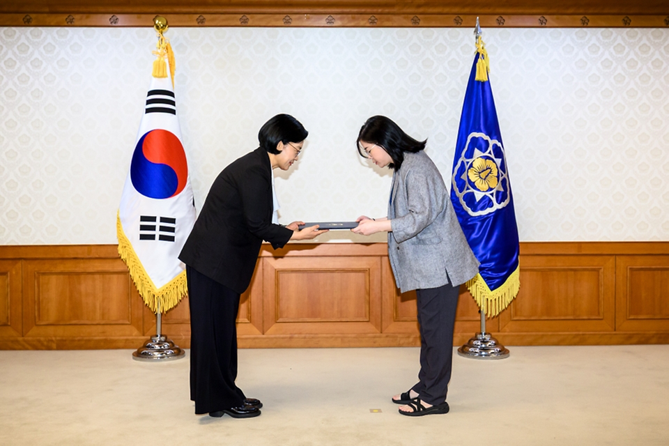 한성숙 국무총리가 8월 27일 정부서울청사에서 열린 공공누리집 UI/UX 위원회에 앞서 위원들에게 위촉장을 수여하고 있다.