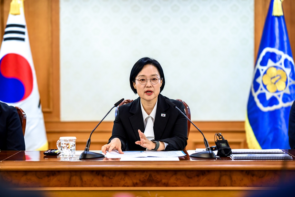 한성숙 국무총리가 8월 27일 서울 종로구 정부서울청사에서 열린 공공누리집 UI/UX 위원회에 참석해 발언하고 있다.