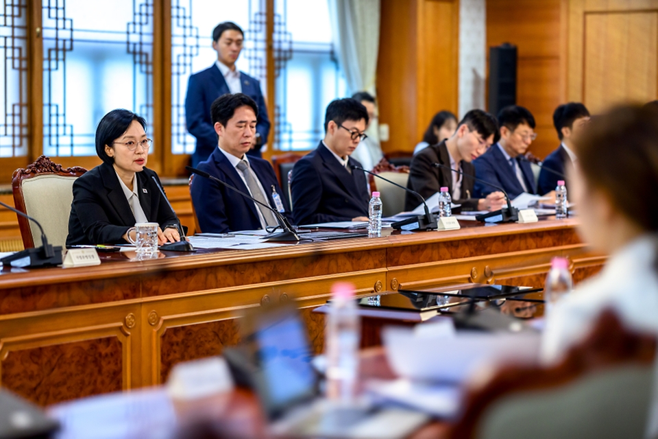 한성숙 국무총리가 8월 27일 서울 종로구 정부서울청사에서 열린 공공누리집 UI/UX 위원회에 참석해 발언하고 있다.