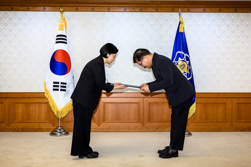 한성숙 국무총리가 8월 27일 정부서울청사에서 열린 공공누리집 UI/UX 위원회에 앞서 위원들에게 위촉장을 수여하고 있다.