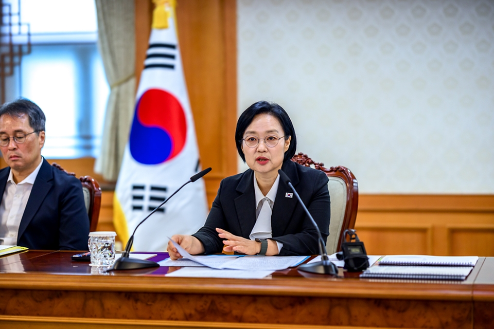 한성숙 국무총리가 8월 27일 서울 종로구 정부서울청사에서 열린 공공누리집 UI/UX 위원회에 참석해 발언하고 있다.