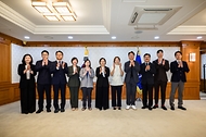 한성숙 국무총리가 8월 27일 정부서울청사에서 열린 공공누리집 UI/UX 위원회에 앞서 위원들에게 위촉장을 수여하고 있다.