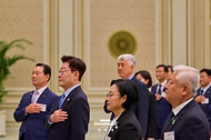 이재명 대통령이 8월 27일 청와대에서 열린 민선 9기 시장·군수·구청장 초청 오찬간담회에서 국민의례를 하고 있다.