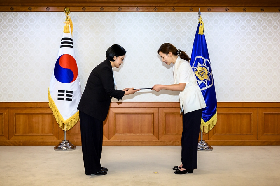한성숙 국무총리가 8월 27일 정부서울청사에서 열린 공공누리집 UI/UX 위원회에 앞서 위원들에게 위촉장을 수여하고 있다.