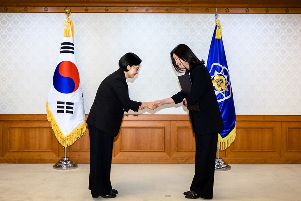 한성숙 국무총리가 8월 27일 정부서울청사에서 열린 공공누리집 UI/UX 위원회에 앞서 위원들에게 위촉장을 수여하고 있다.