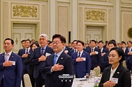 이재명 대통령이 8월 27일 청와대에서 열린 민선 9기 시장·군수·구청장 초청 오찬간담회에서 국민의례를 하고 있다.