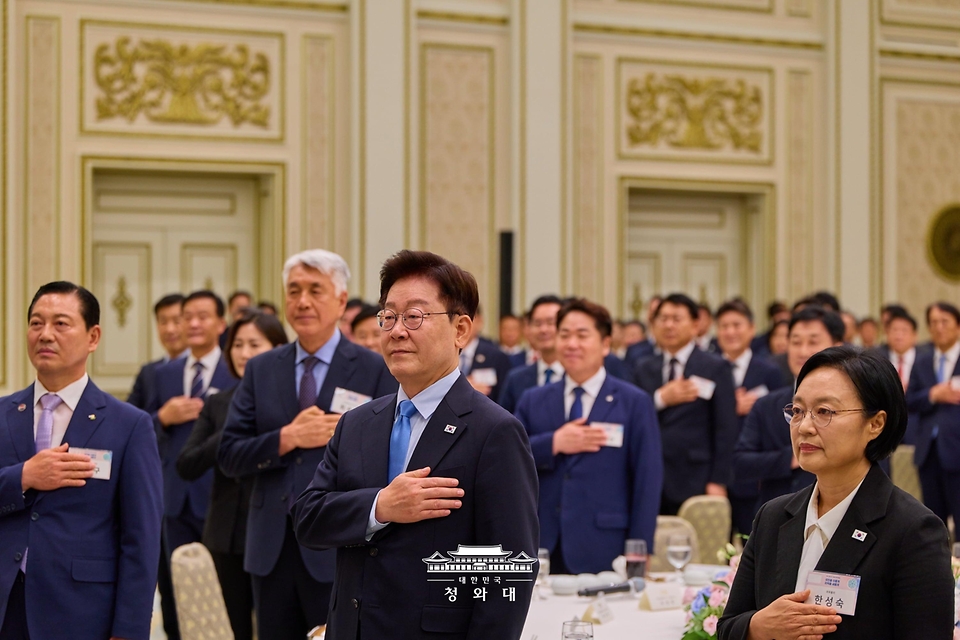 이재명 대통령이 8월 27일 청와대에서 열린 민선 9기 시장·군수·구청장 초청 오찬간담회에서 국민의례를 하고 있다.
