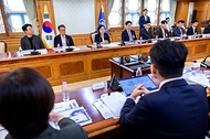 한성숙 국무총리가 8월 27일 서울 종로구 정부서울청사에서 열린 공공누리집 UI/UX 위원회에 참석해 발언하고 있다.