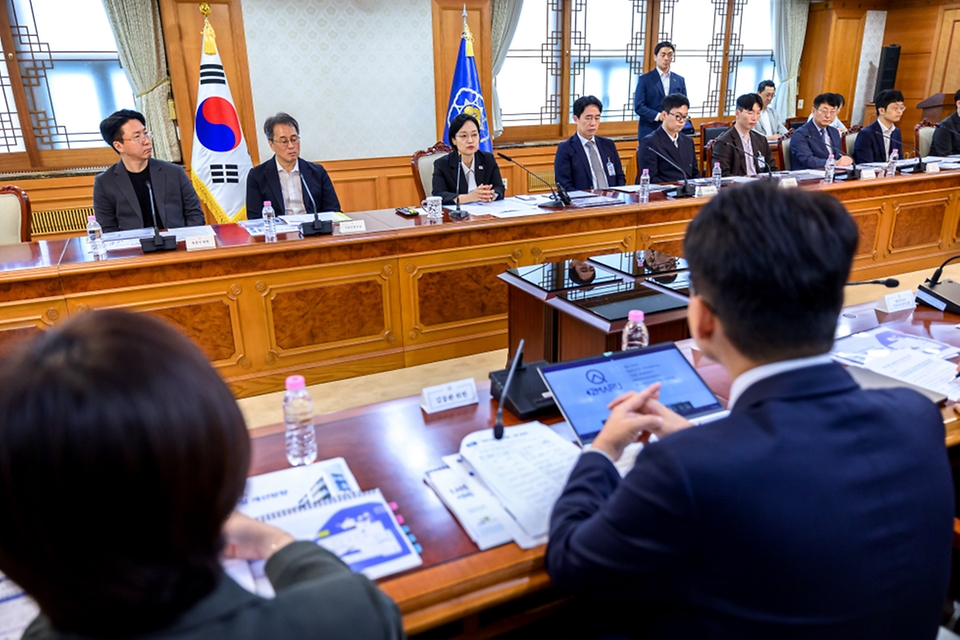 한성숙 국무총리가 8월 27일 서울 종로구 정부서울청사에서 열린 공공누리집 UI/UX 위원회에 참석해 발언하고 있다.