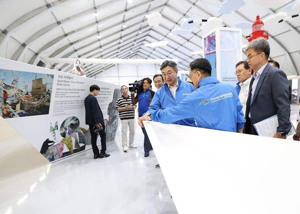 윤호중 행정안전부 장관이 8월 28일 전남광주통합특별시 여수시 2026여수세계섬박람회 주행사장을 찾아 주제섬 등 주요 시설의 조성 현황을 점검하고 있다.