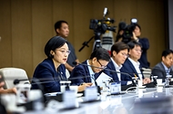 한성숙 국무총리가 8월 28일 서울 중구 대한상공회의소에서 열린 경제 협·단체 규제 합리화 간담회에 참석해 발언하고 있다.