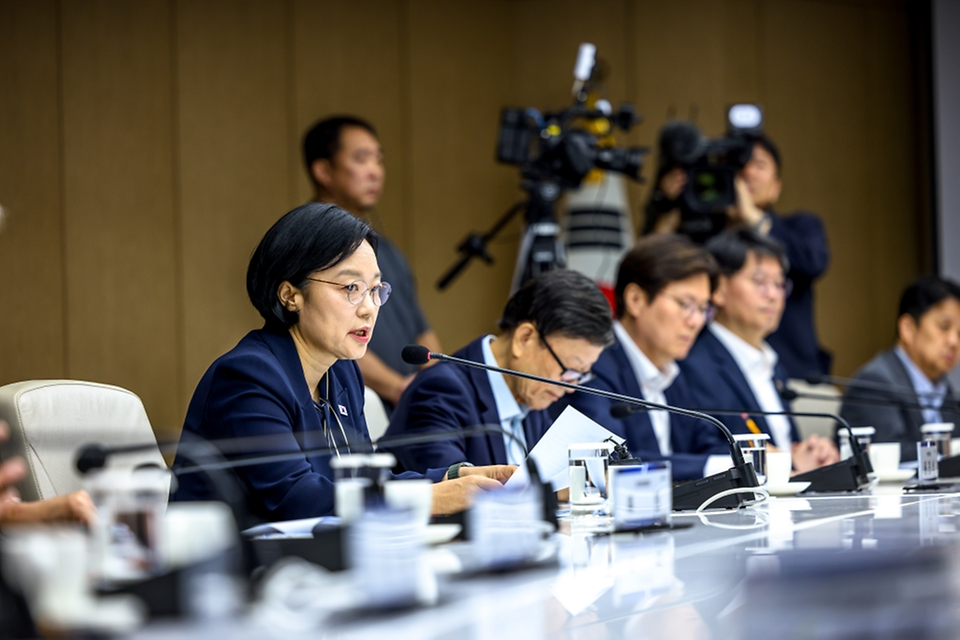 한성숙 국무총리가 8월 28일 서울 중구 대한상공회의소에서 열린 경제 협·단체 규제 합리화 간담회에 참석해 발언하고 있다.