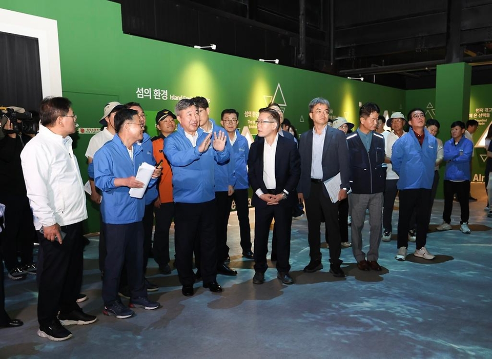 윤호중 행정안전부 장관이 8월 28일 전남광주통합특별시 여수시 2026여수세계섬박람회 주행사장에서 행사장 조성 현황과 교통대책 등을 청취하고 있다.