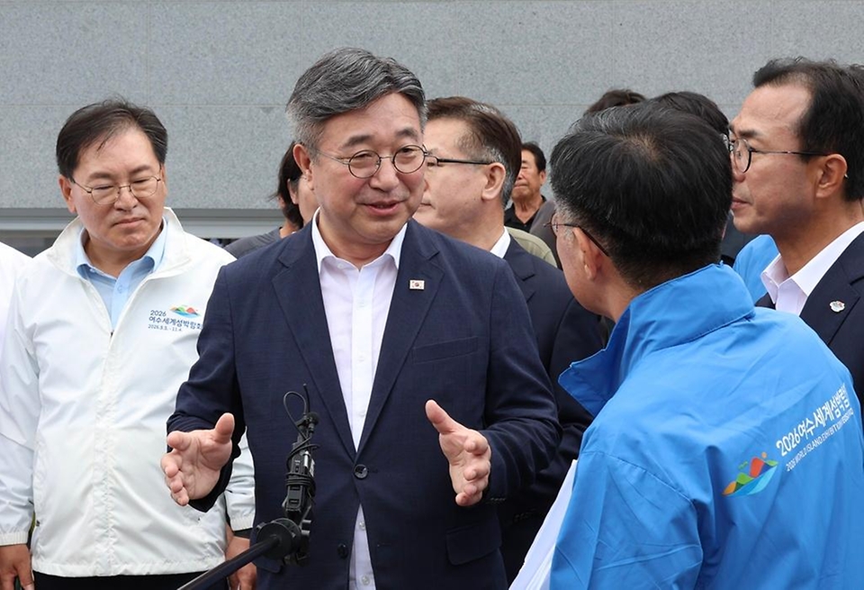 윤호중 행정안전부 장관이 8월 28일 전남광주통합특별시 여수시 2026여수세계섬박람회 개도 부행사장을 찾아 행사장 조성 현황과 준비 상황을 점검하고 있다.