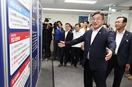 윤호중 행정안전부 장관이 8월 28일 전남광주통합특별시 여수시 2026여수세계섬박람회 개도 부행사장을 찾아 행사장 조성 현황과 준비 상황을 점검하고 있다.