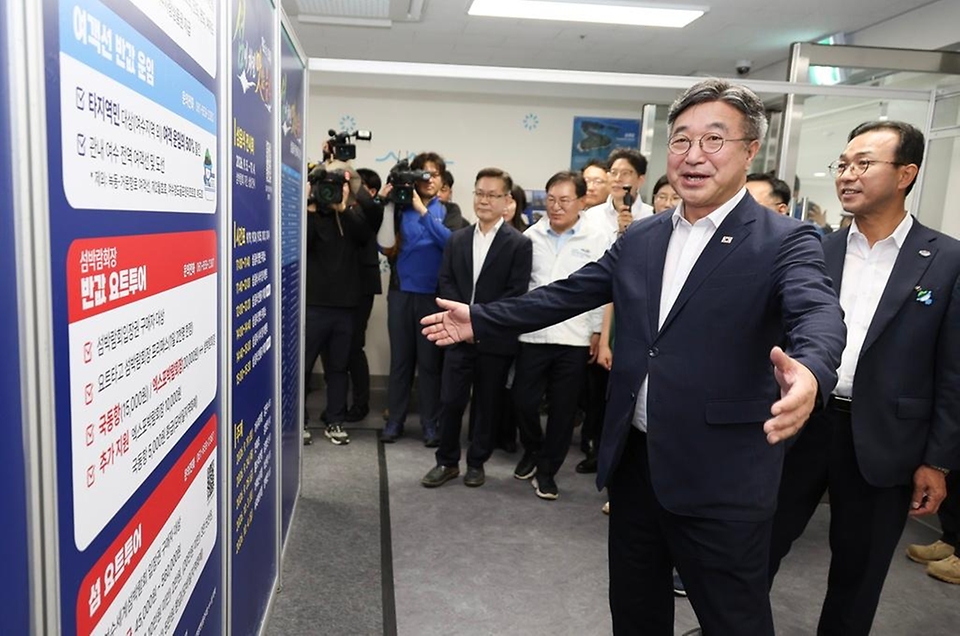 윤호중 행정안전부 장관이 8월 28일 전남광주통합특별시 여수시 2026여수세계섬박람회 개도 부행사장을 찾아 행사장 조성 현황과 준비 상황을 점검하고 있다.