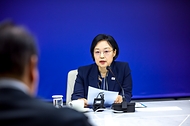 한성숙 국무총리가 8월 28일 서울 중구 대한상공회의소에서 열린 경제 협·단체 규제 합리화 간담회에 참석해 발언하고 있다.