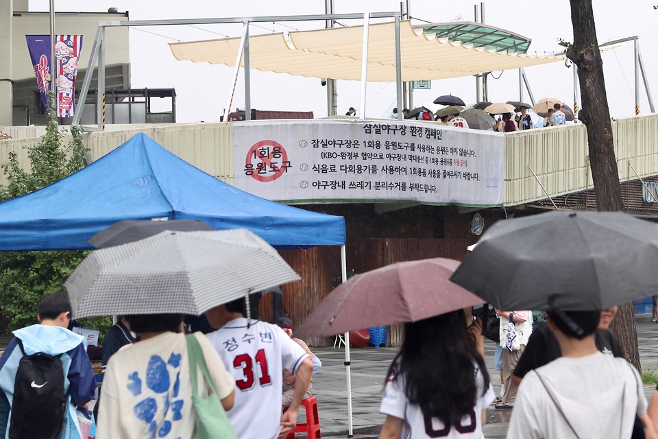 공연법·국민체육진흥법 개정 시행 첫날인 8월 27일 오후 서울 잠실야구장 매표소 앞에 야구를 보러 온 시민들이 줄지어 서 있다. 매크로 이용 여부와 관계 없이 재판매 목적으로 부정하게 표를 구매하거나, 상습·영업 목적으로 구입가보다 비싸게 표를 파는 행위가 전면 금지된다.