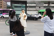8월 28일 서울 광화문 광장에 '김구 탄생 150주년 유네스코 기념해'를 맞아 열린 문화주간 행사에서 시민들이 전시된 조형물을 체험을 하고 있다. 문화주간은 오는 30일까지 광화문광장과 세종로공원 일대에서 이어진다. 