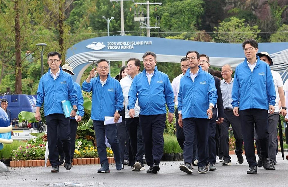 윤호중 행정안전부 장관이 8월 28일 전남광주통합특별시 여수시 2026여수세계섬박람회 주행사장을 찾아 주제섬 등 주요 시설의 조성 현황을 점검하고 있다.