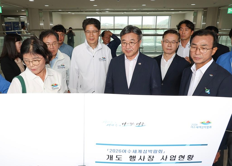 윤호중 행정안전부 장관이 8월 28일 전남광주통합특별시 여수시 2026여수세계섬박람회 개도 부행사장을 찾아 섬어촌문화센터 조성 현황을 청취하고 있다.