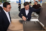 윤호중 행정안전부 장관이 8월 28일 전남광주통합특별시 여수시 2026여수세계섬박람회 개도 부행사장을 찾아 행사장 조성 현황과 준비 상황을 점검하고 있다.