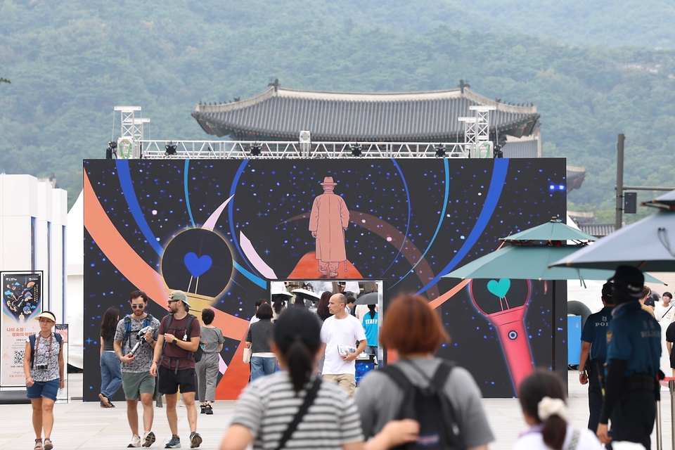 8월 28일 서울 광화문 광장에 '김구 탄생 150주년 유네스코 기념해'를 맞아 미디어 게이트가 설치돼 있다.