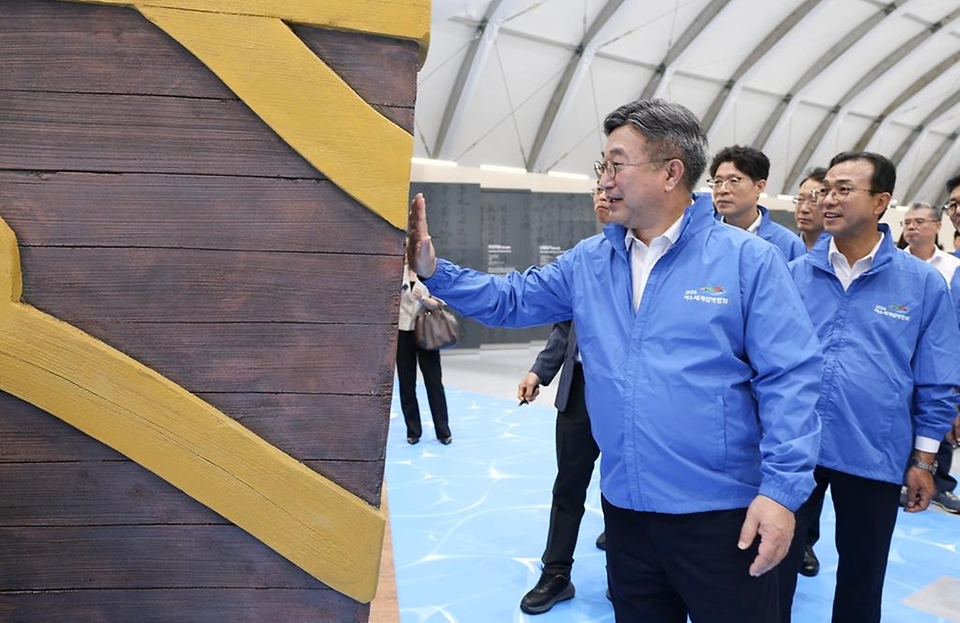 윤호중 행정안전부 장관이 8월 28일 전남광주통합특별시 여수시 2026여수세계섬박람회 주행사장을 찾아 주제섬 등 주요 시설의 조성 현황을 점검하고 있다.