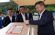 윤호중 행정안전부 장관이 8월 28일 전남광주통합특별시 여수시 2026여수세계섬박람회 개도 부행사장을 찾아 행사장 조성 현황과 준비 상황을 점검하고 있다.