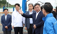 윤호중 행정안전부 장관이 8월 28일 전남광주통합특별시 여수시 2026여수세계섬박람회 개도 부행사장을 찾아 행사장 조성 현황과 준비 상황을 점검하고 있다.