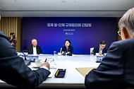 한성숙 국무총리가 8월 28일 서울 중구 대한상공회의소에서 열린 경제 협·단체 규제 합리화 간담회에 참석해 발언하고 있다.