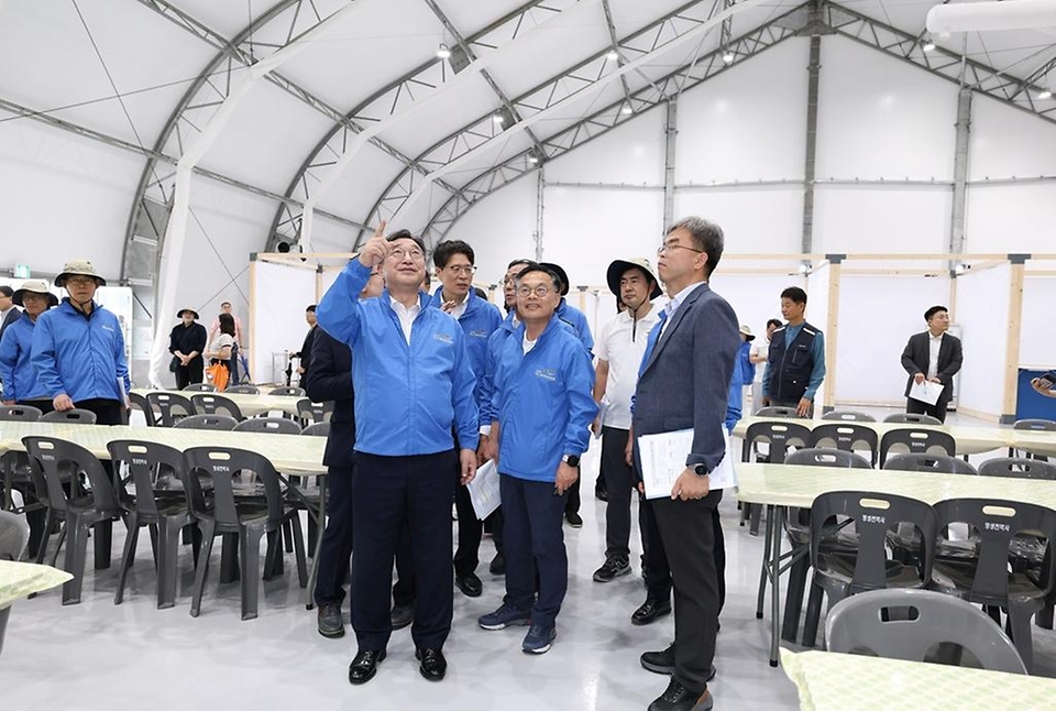 윤호중 행정안전부 장관이 8월 28일 전남광주통합특별시 여수시 2026여수세계섬박람회 주행사장을 찾아 주제섬 등 주요 시설의 조성 현황을 점검하고 있다.